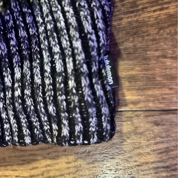Lululemon Neck Warmer and Mittens - Picture 4 of 8
